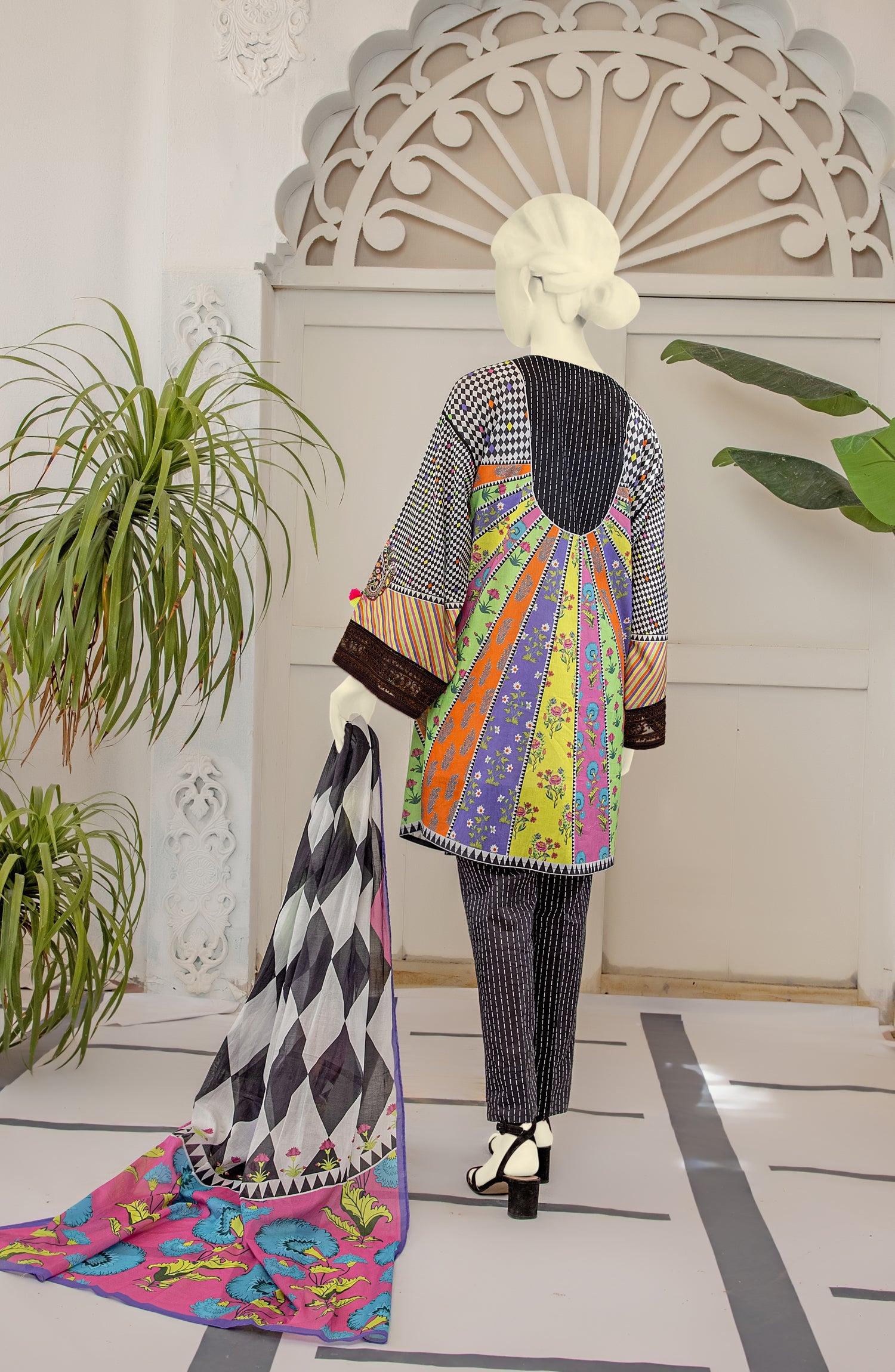 EXCLUSIVE COLLECTION'22 TINGE PRINTED LAWN 3PC STITCHED SUIT